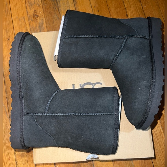 UGG Women Classic Short II Black Boots US Size 6

UGG 1016223 - Picture 4 of 8